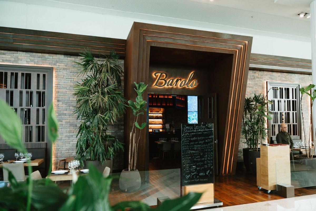 Foto colorida da fachada de um restaurante - Metrópoles