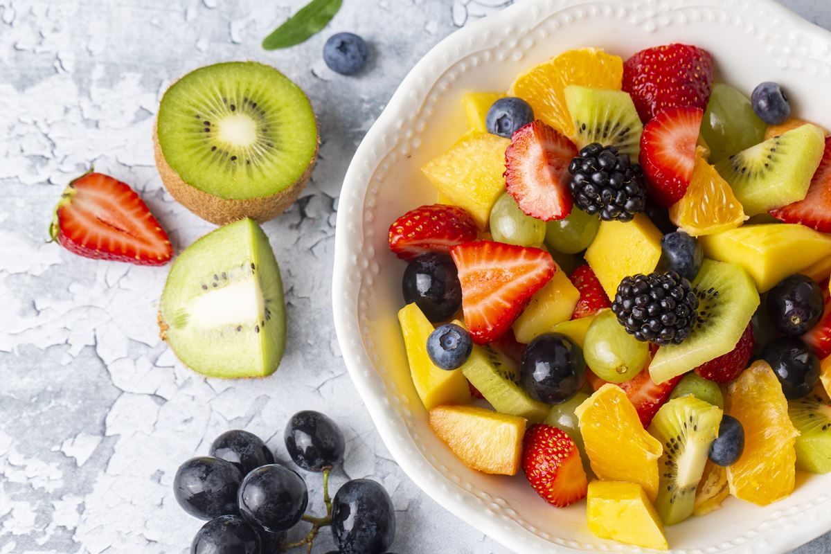 Foto colorida de frutas dentro de um prato - Metrópoles