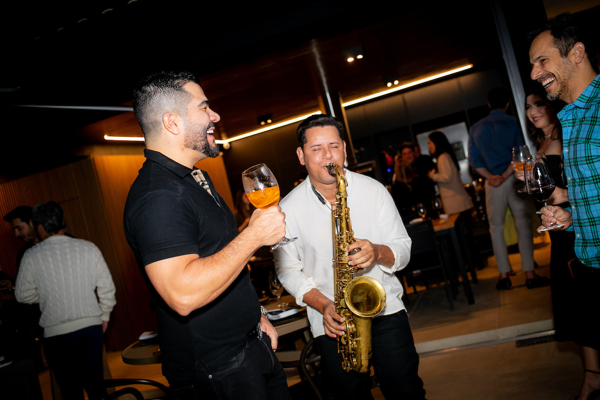 Juliano Haider se diverte com o show do saxofonista Jonas Campelo