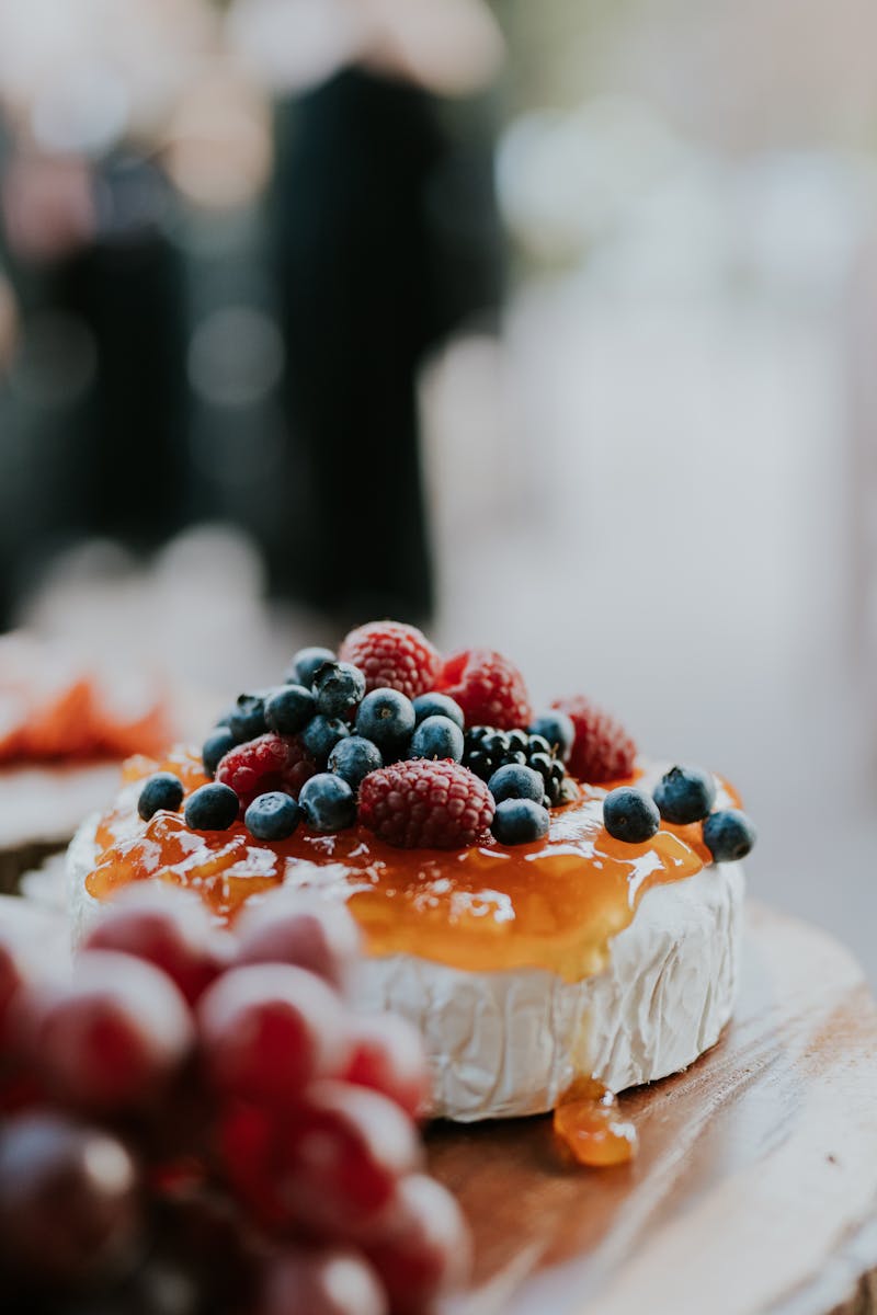 Queijo brie com geleia e frutas vermelhas no topo - Metrópoles