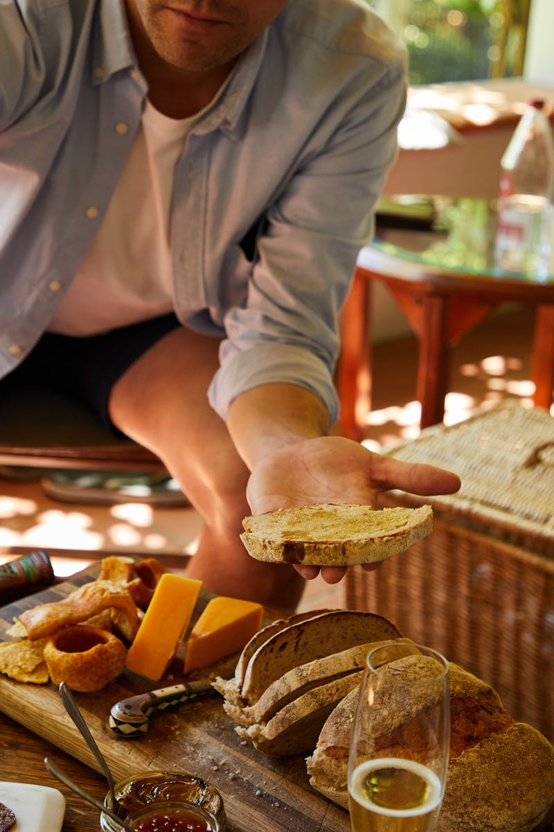 Homem se servindo de aperitivos em mesa - Metrópoles