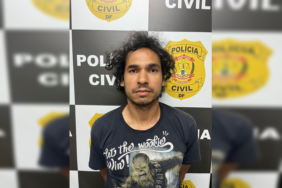 Imagem colorida de homem com camisa preta preso