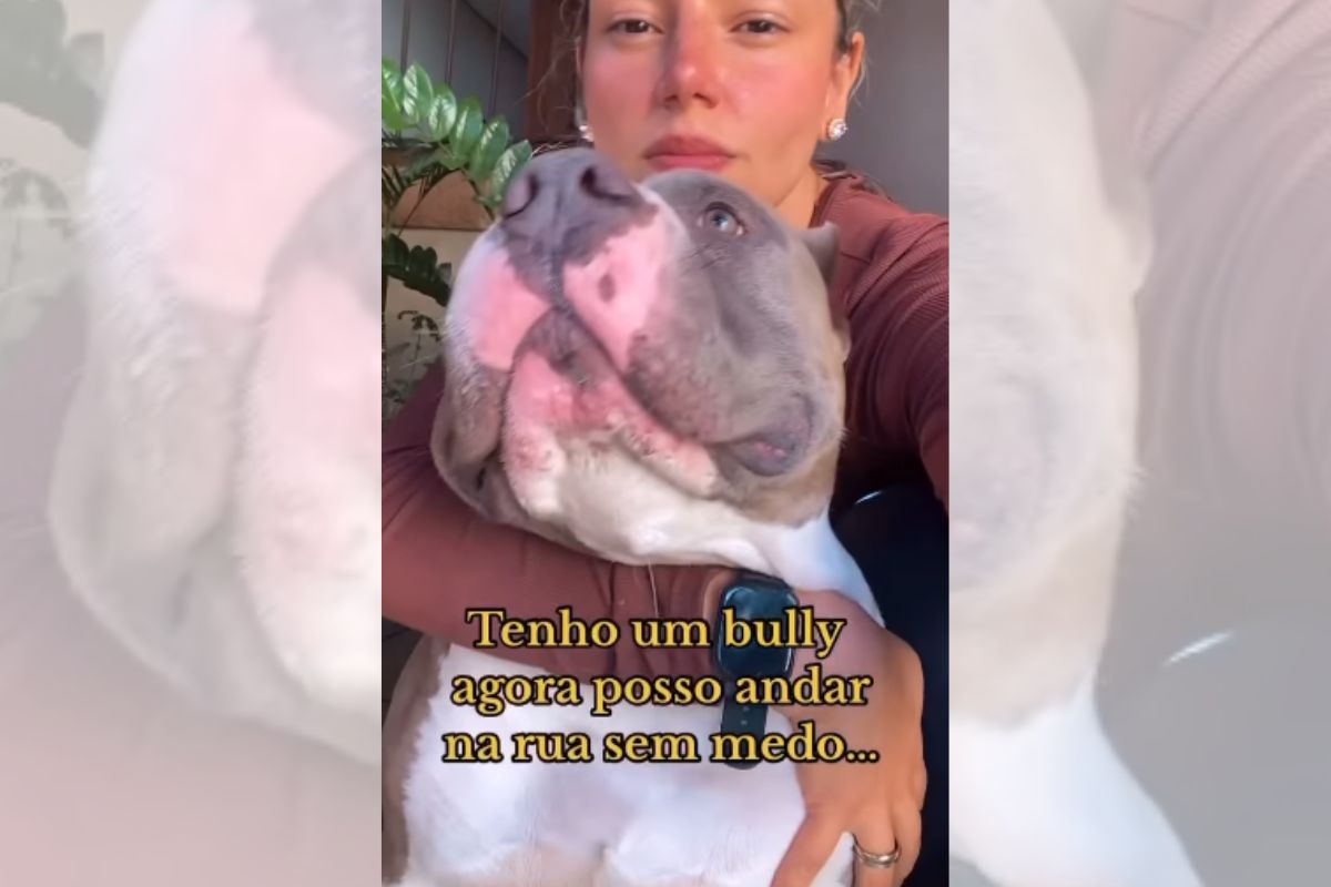 Foto colorida de uma mulher e um cachorro - Metrópoles