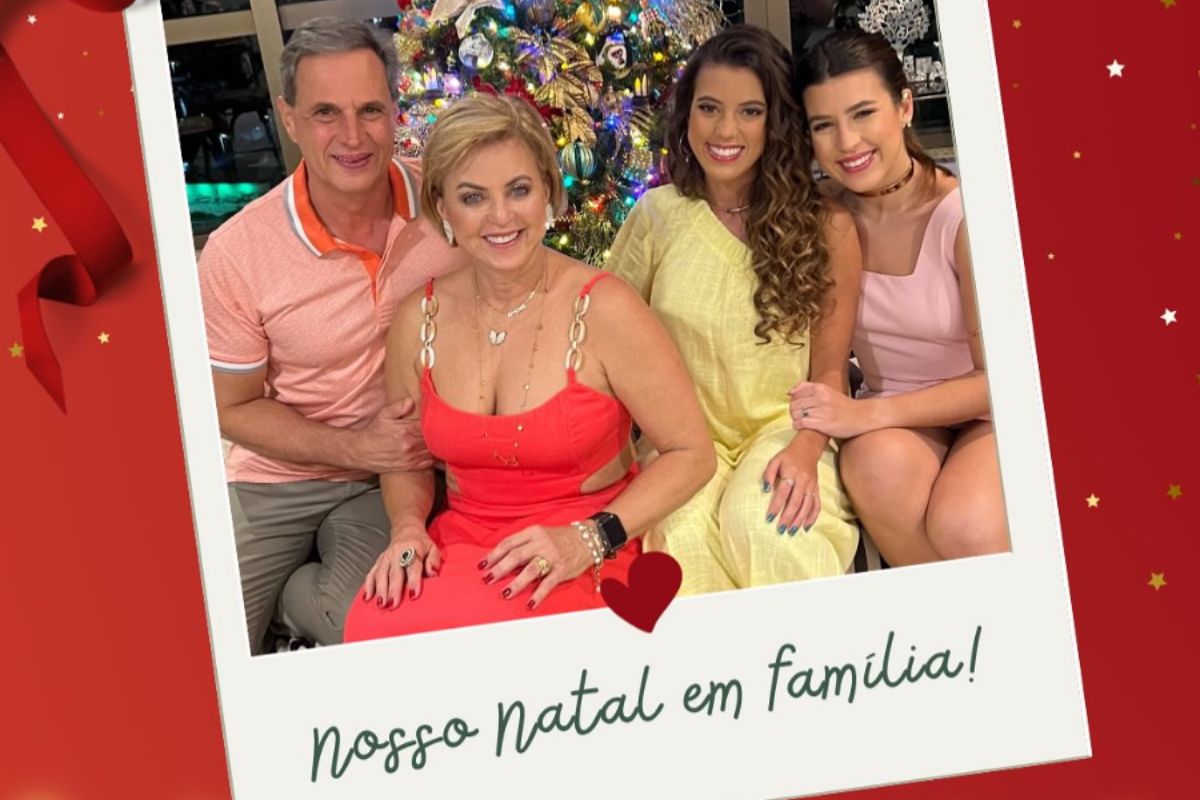 Foto colorida de uma família - Metrópoles