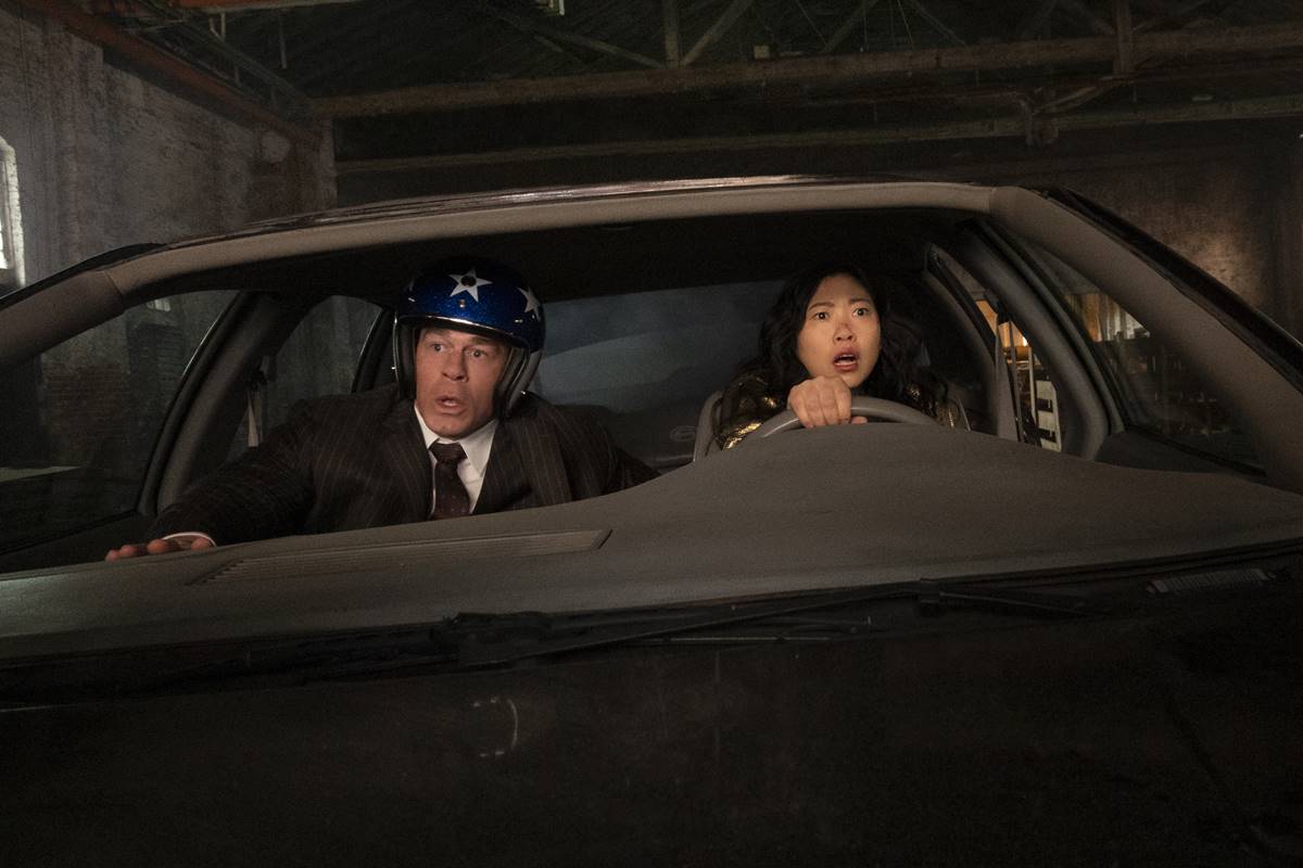 John Cena e Awkwafina em cena do filme Jackpot - Metrópoles