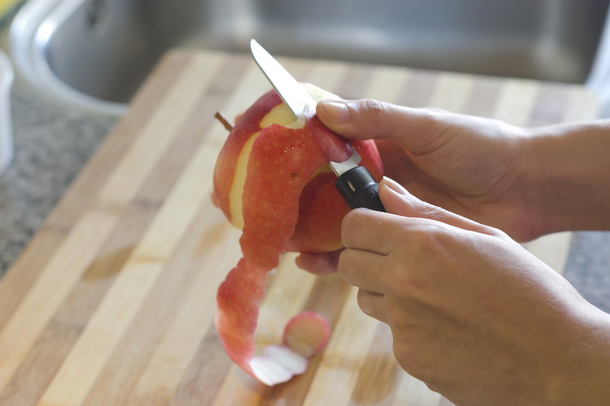 Foto colorida - Frutas com casca precisam ser descascadas