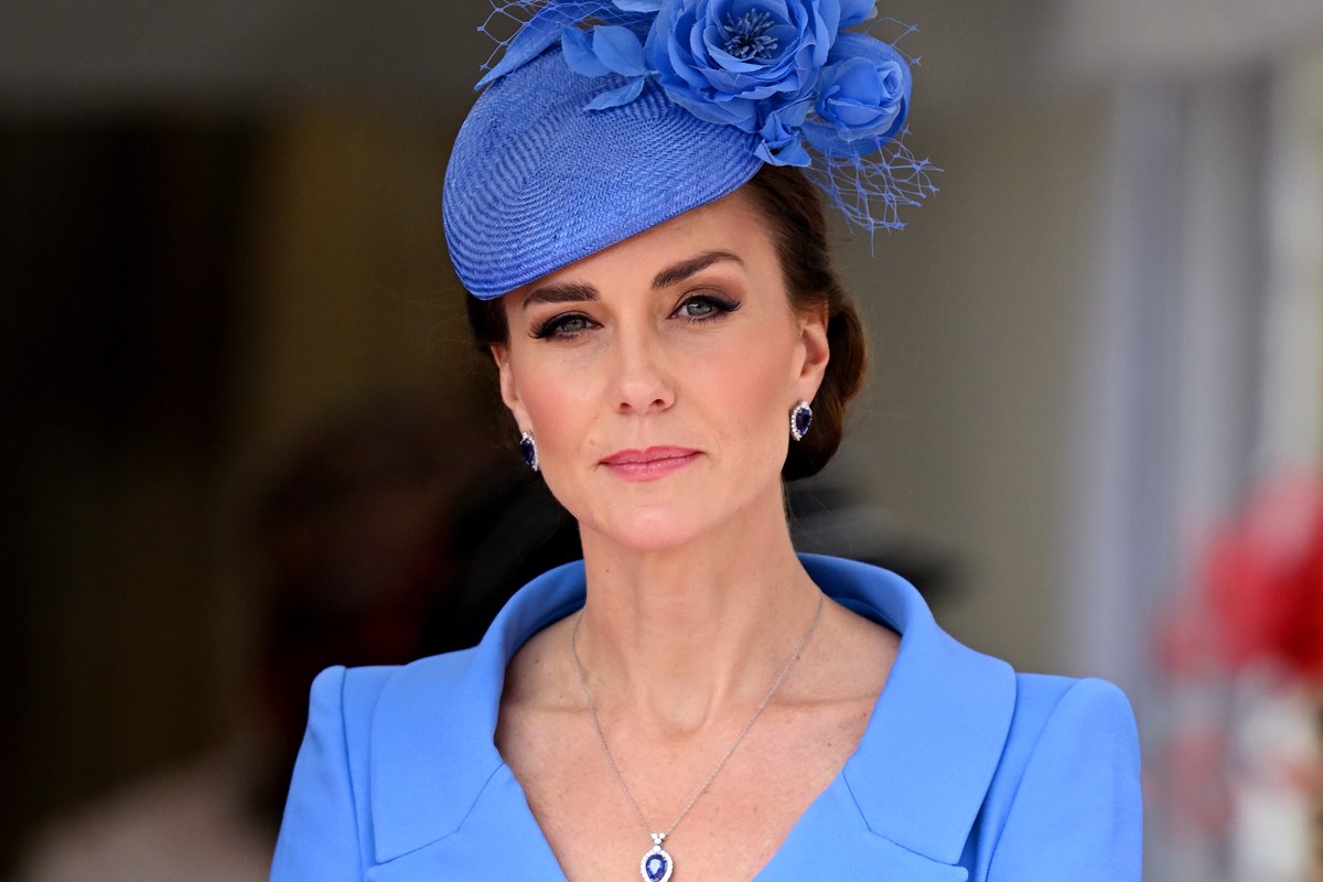 Foto colorida de mulher maquiada com roupa azul - Metrópoles