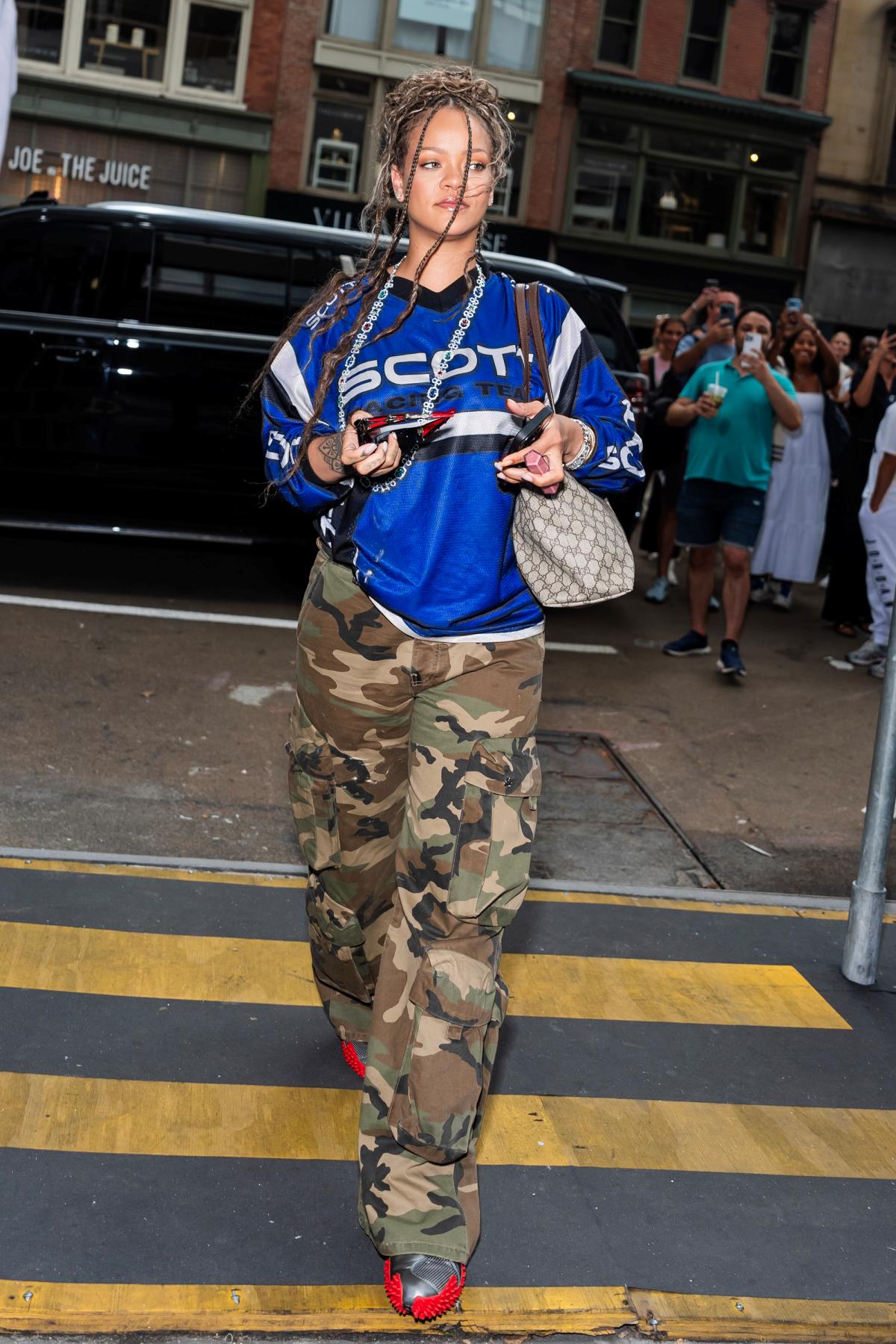 Na imagem com cor, foto da Rihanna com peça em estampa camuflada, tendência de moda que retornou recentemente - metrópoles