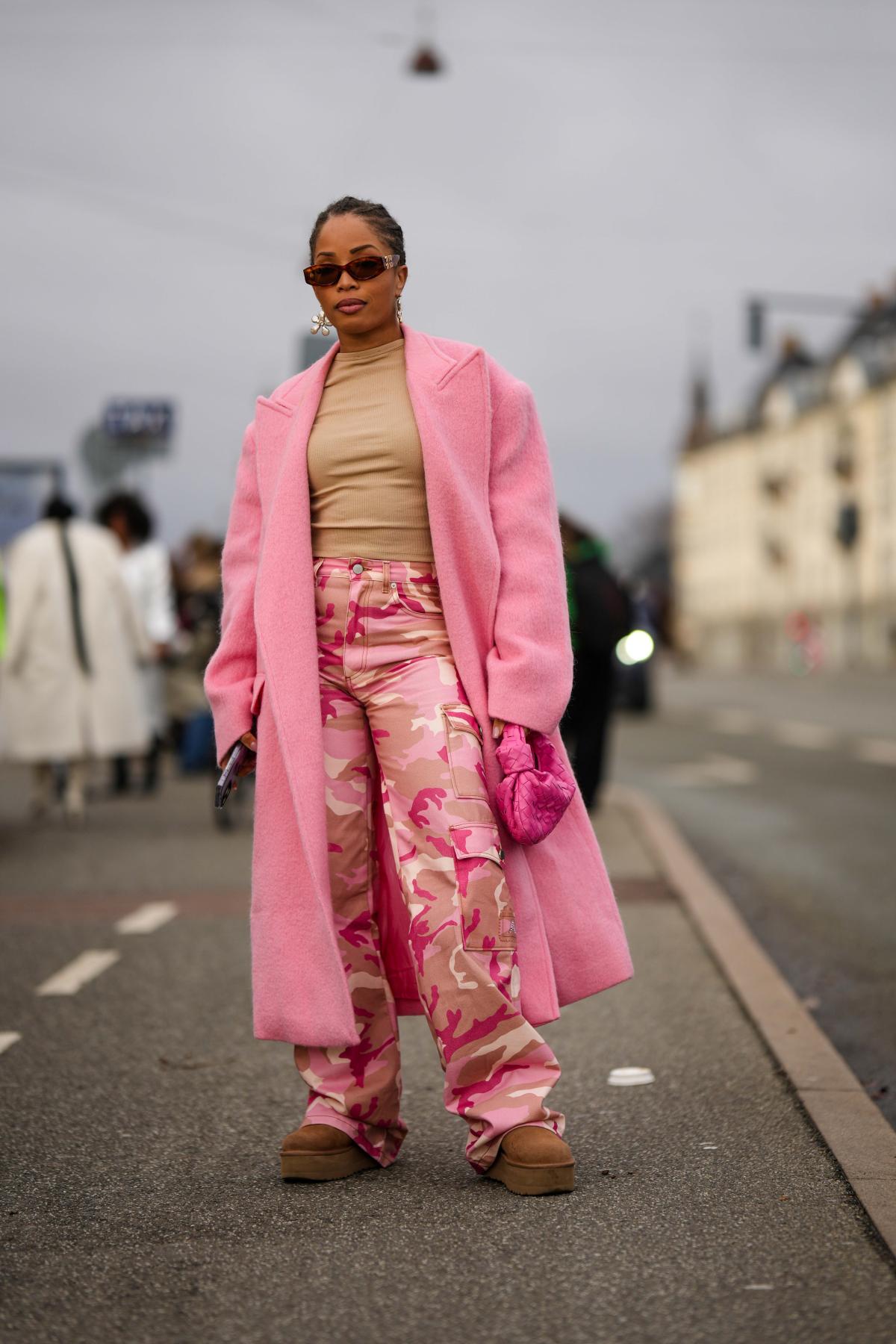 Na imagem com cor, foto de uma influencer com peça em estampa camuflada, tendência de moda que retornou recentemente - metrópoles