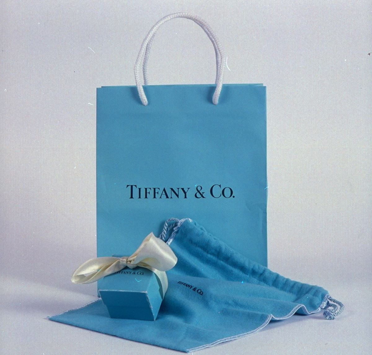 Na imagem com cor, modelo usa joias da Tiffany Co. - Metrópoles