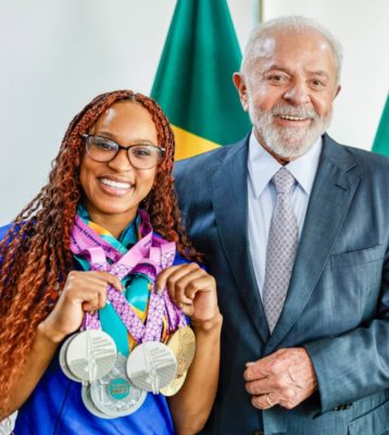 Rebeca Andrade e Lula em evento para atletas beneficiários do Bolsa Atleta, no Palácio do Planalto. - Metrópoles