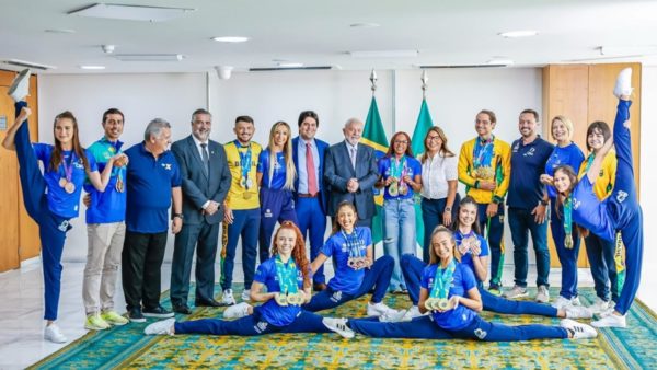 Atletas beneficiários do Bolsa Atleta em evento com Lula e Janja no Palácio do Planalto. - Metrópoles