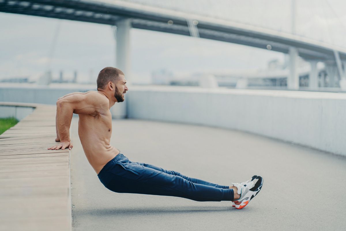 homem fazendo um exercício chamado tríceps mergulho