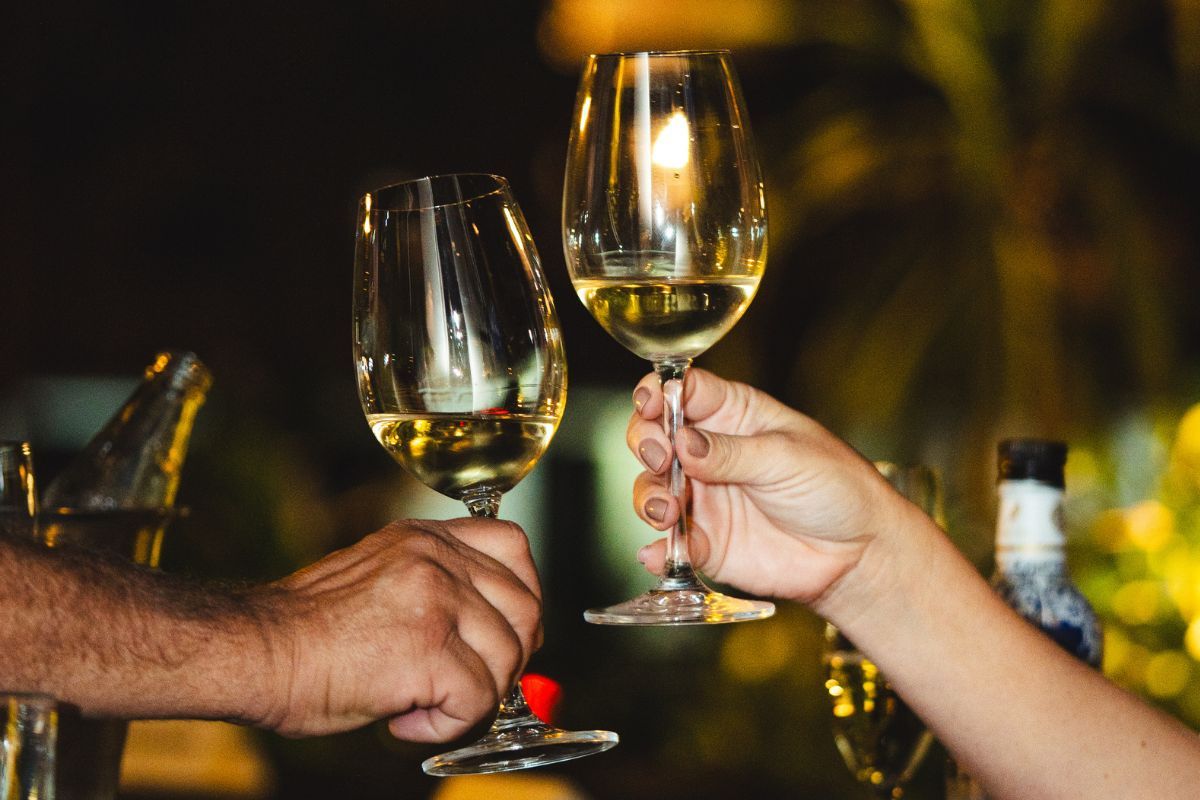 Foto colorida de duas taças de vinho - Metrópoles