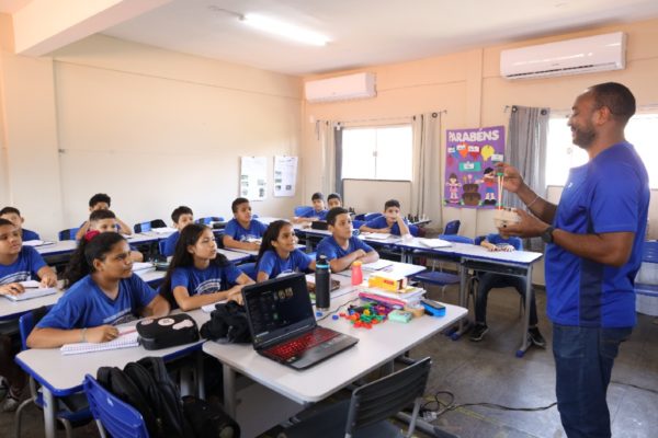 Foto colorida de uma sala de aula - Metrópoles 