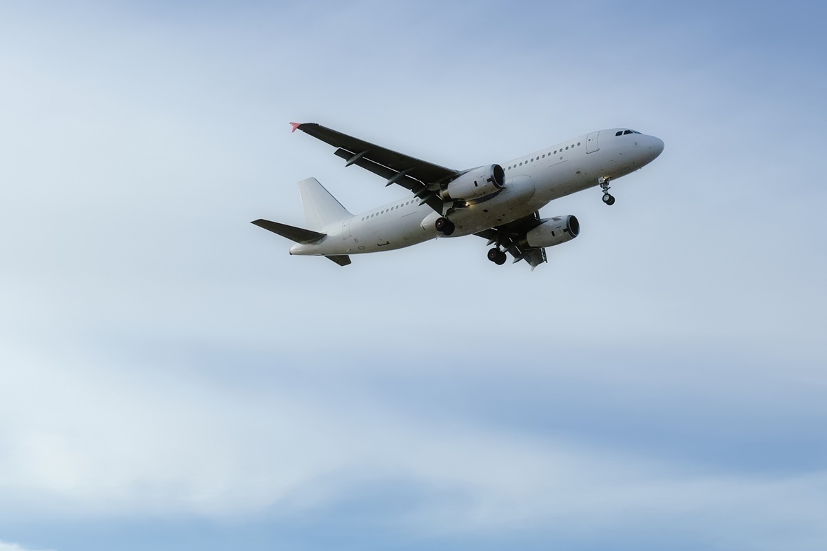 Imagem colorida de vista de baixo do avião pneu - Metrópoles