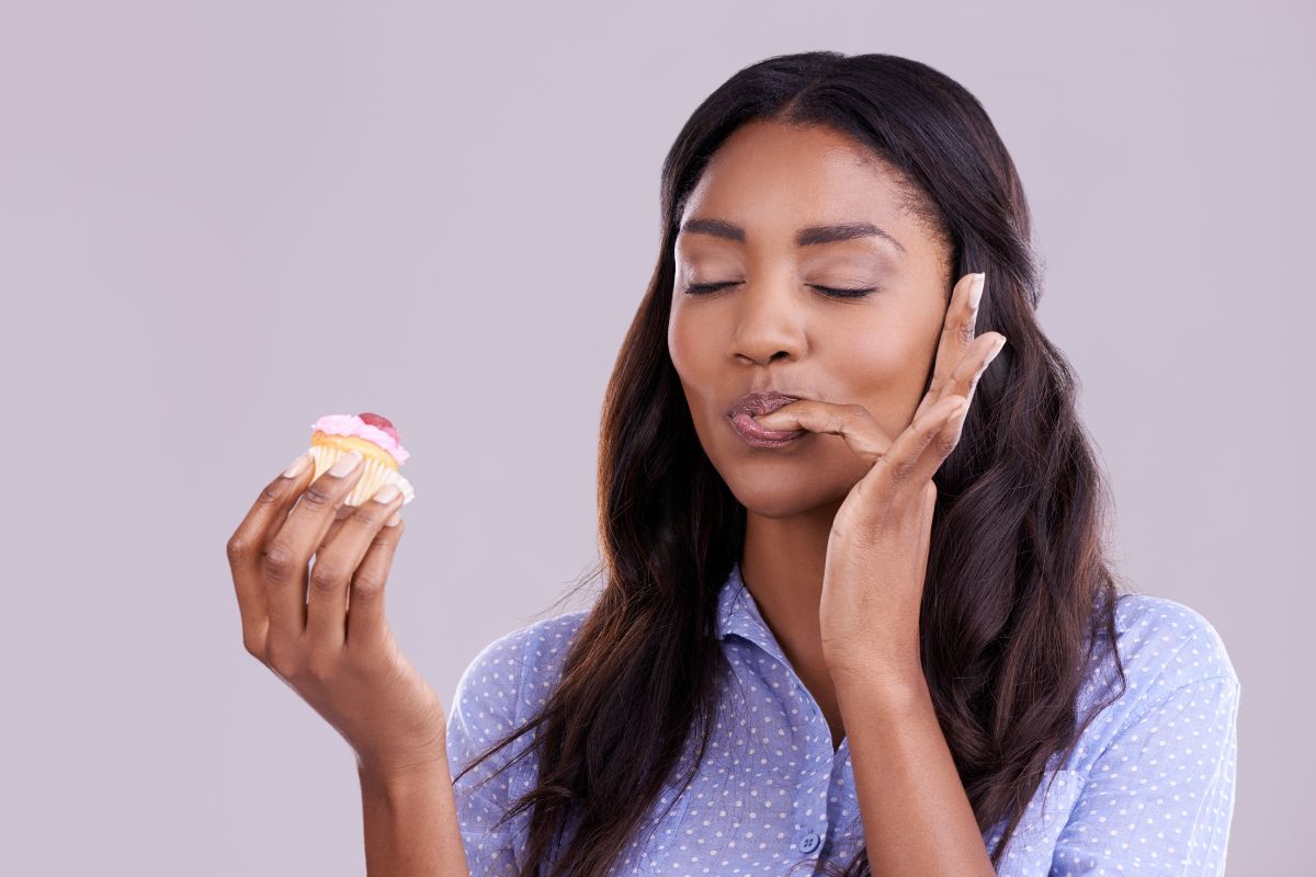 mulher comendo um doce