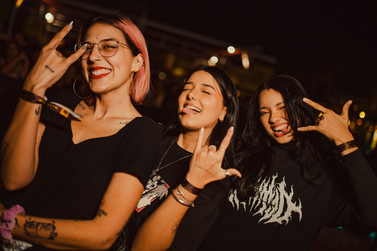 Fotografia colorida de três mulheres em show-Metrópoles