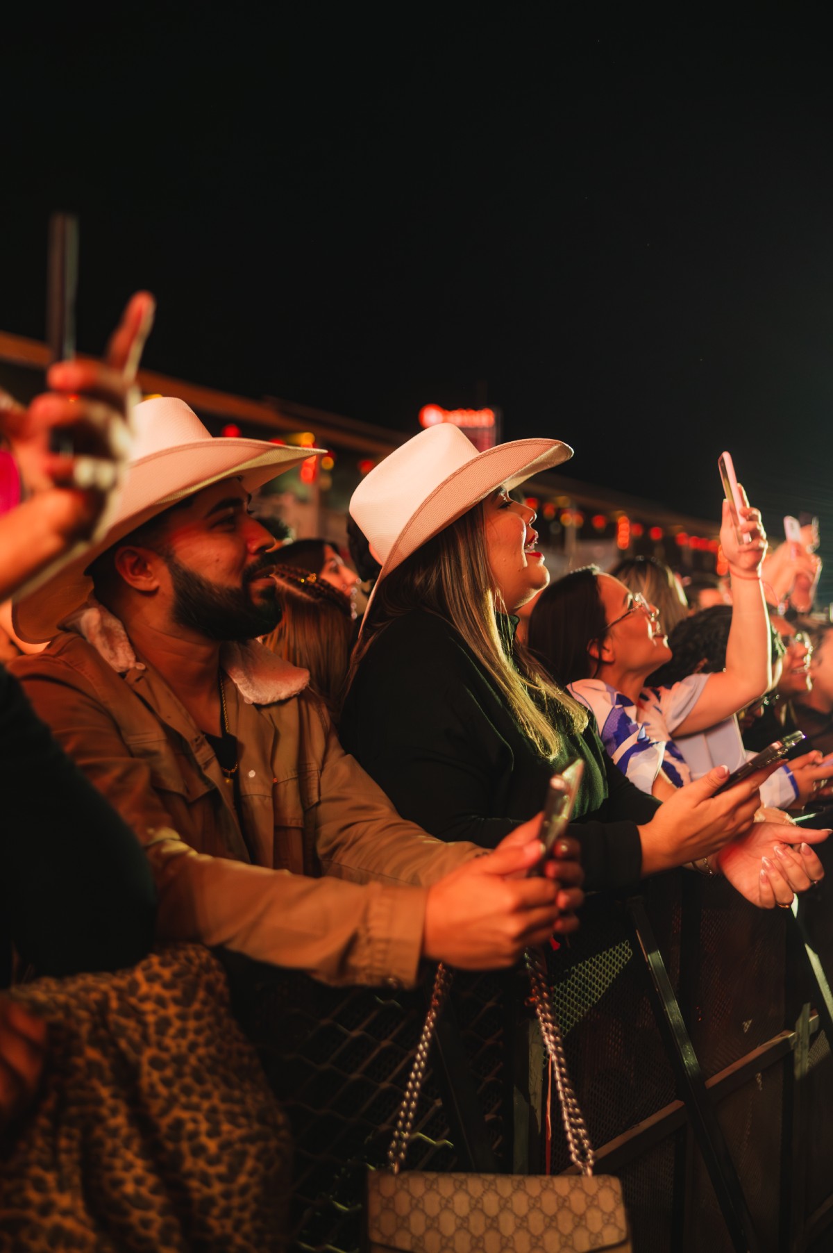 Fotografia colorida mostrando pessoas em show sertanejo-Metrópoles