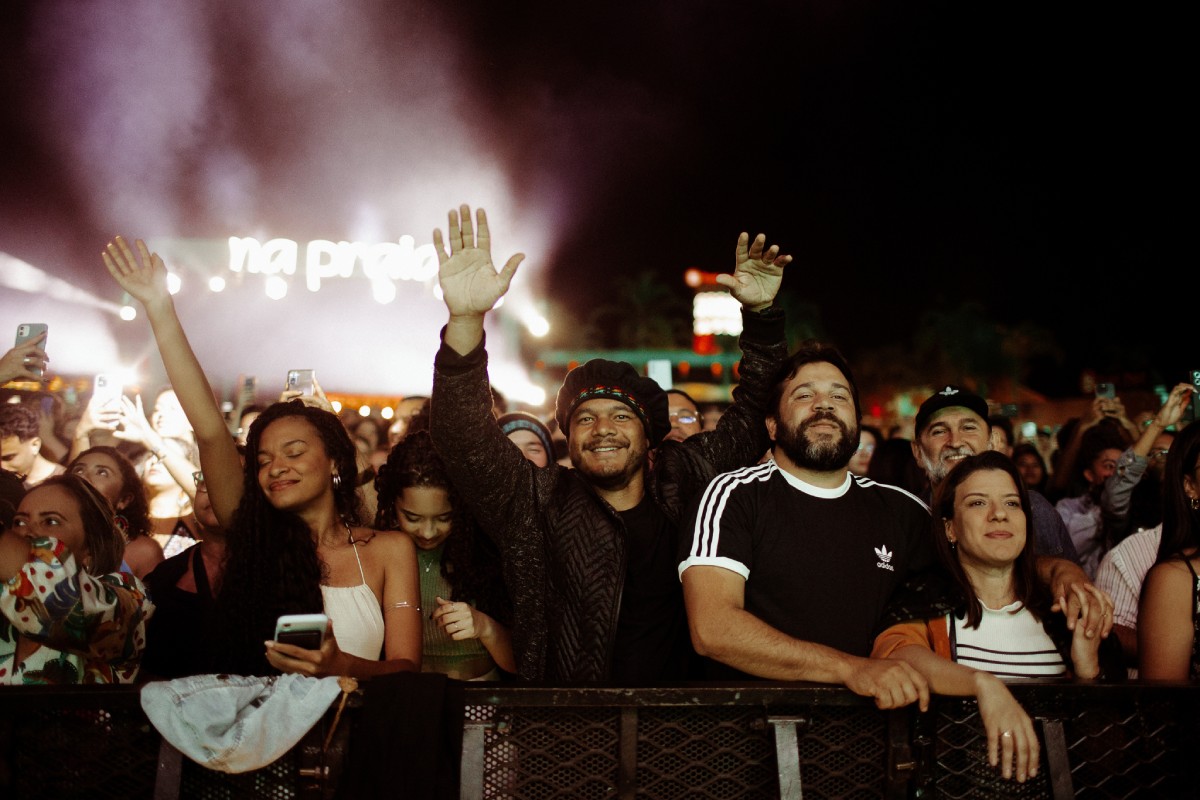 Fotografia colorida mostrando pessoas em show-Metrópoles