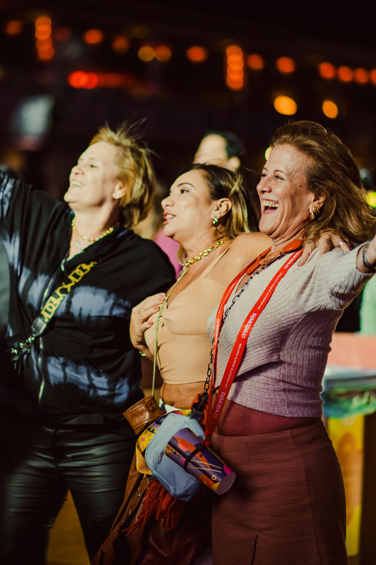 Fotografia colorida de três mulheres em show-Metrópoles