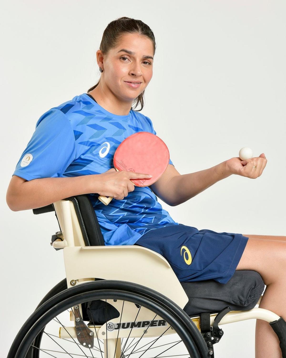 Na imagem com cor, foto dos uniformes da delegação brasileira para os Jogos Paralímpicos de Paris - metrópoles