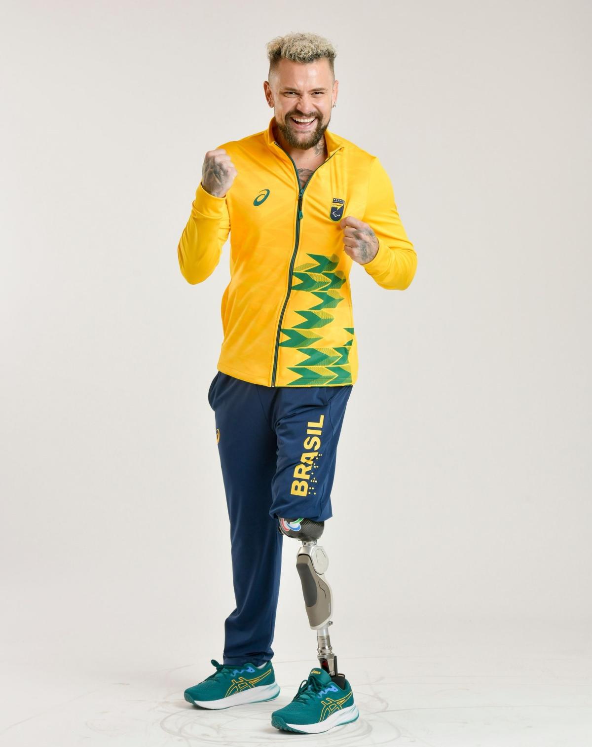 Na imagem com cor, foto dos uniformes da delegação brasileira para os Jogos Paralímpicos de Paris - metrópoles