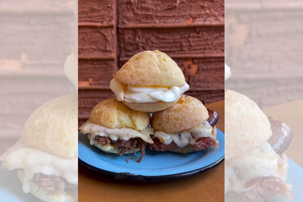 Foto colorida de pão de queijo - Metrópoles