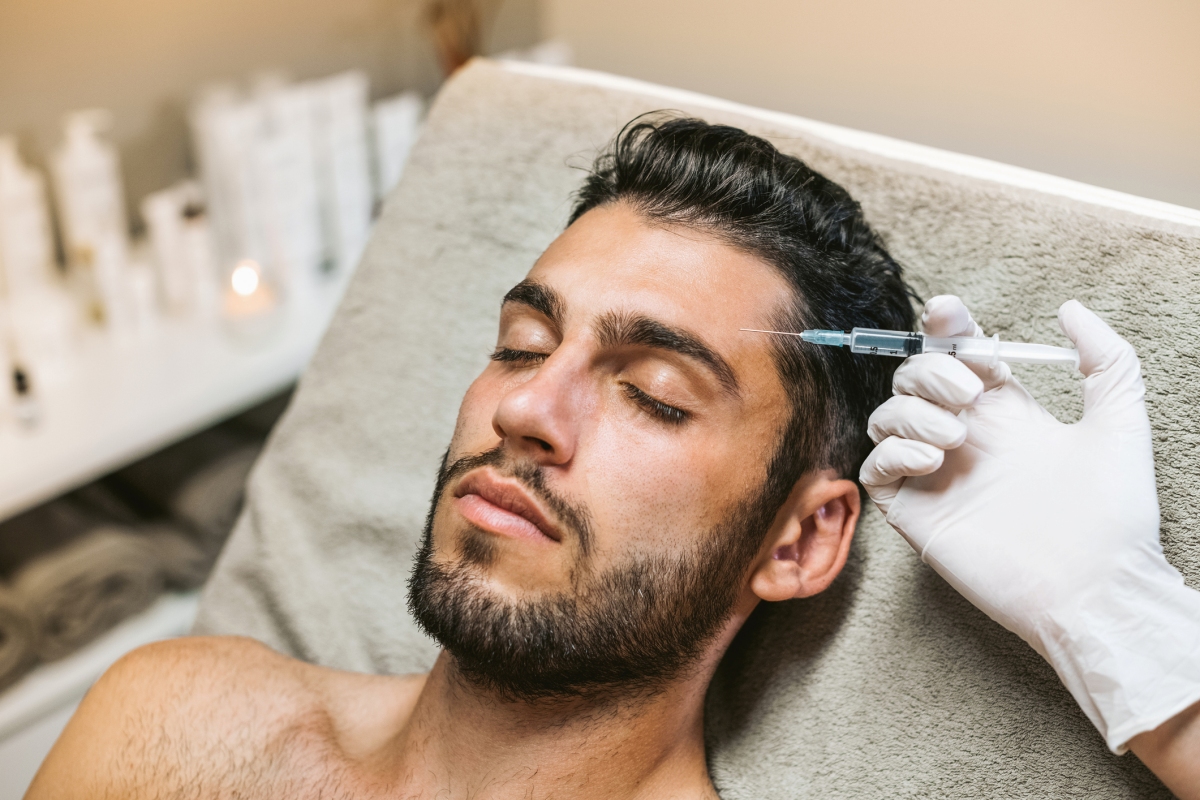 Homem calmo tendo procedimento de rejuvenescimento de botox - Metrópoles