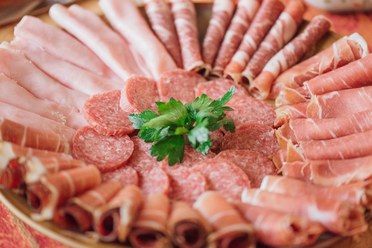 Foto colorida dos tipos de carnes processadas - Metrópoles