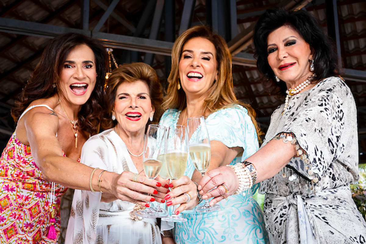 Alda Corrêa brinda com Flavia Corrêa, Claudia Corrêa e Clea Gontijo