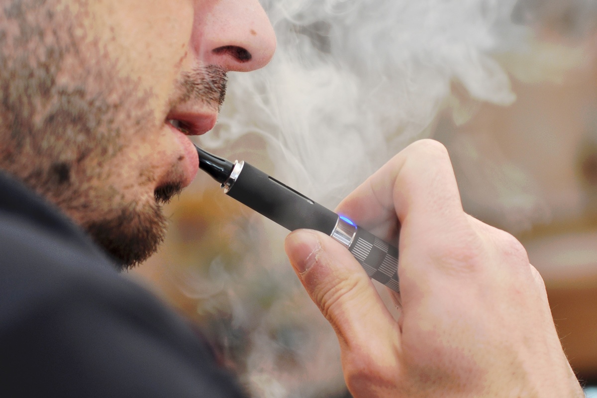 Fuma vape? Saiba quais são os riscos de usar cigarros eletrônicos