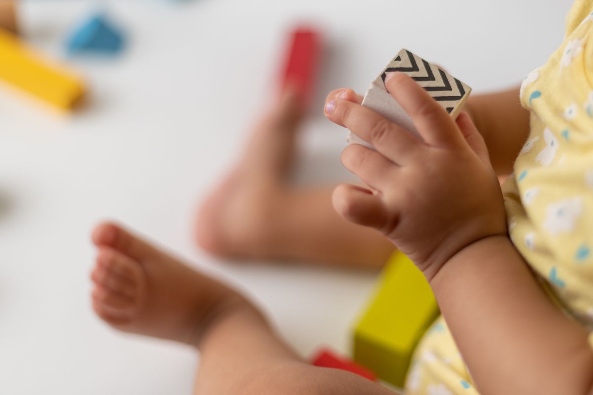 Foto colorida de um bebê - Metrópoles