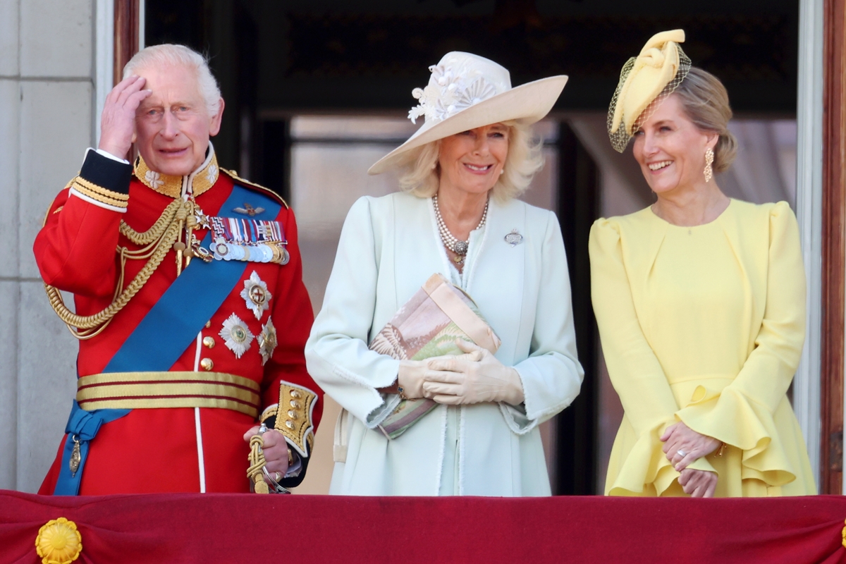 O rei Charles III com a rainha Camilla e Sophie Wessex - Metrópoles