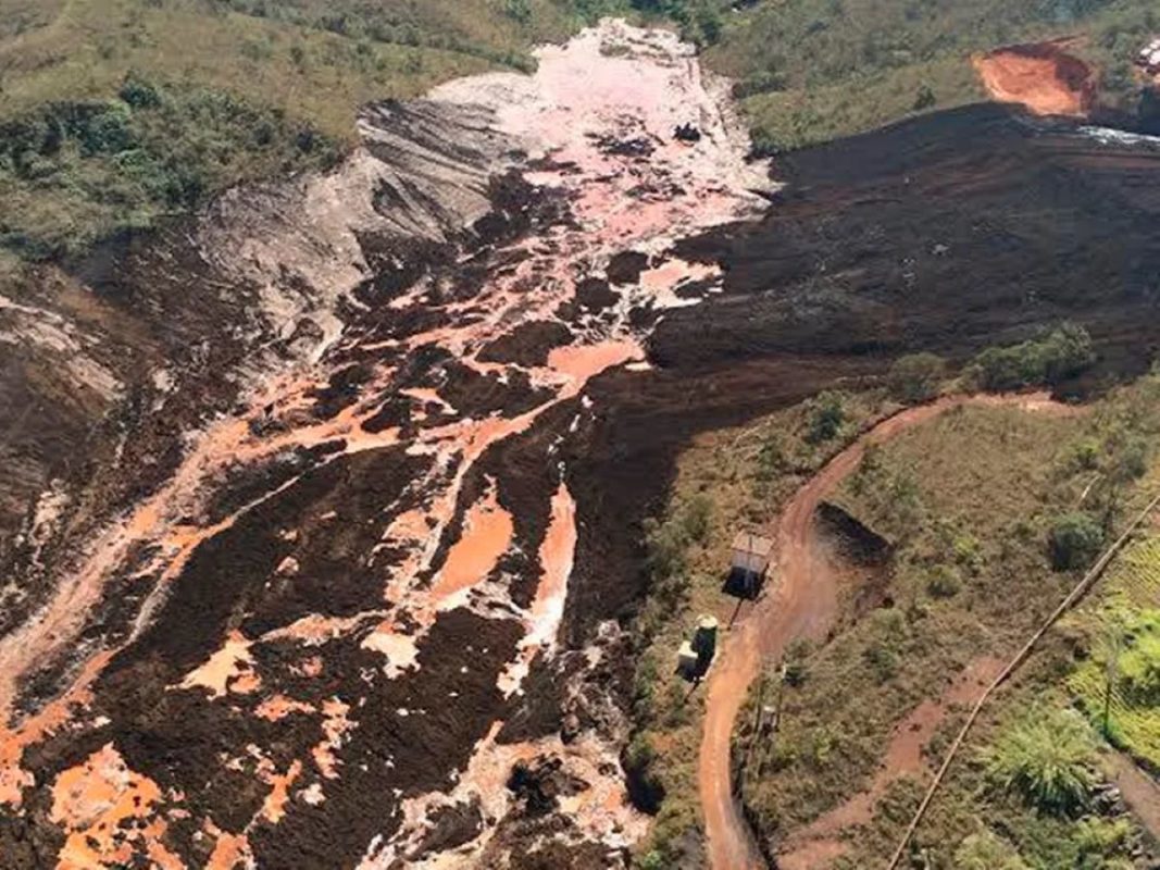 Imagem colorida de àrea devastada pelo rompimento de barragem em Itabirito - Metrópoles