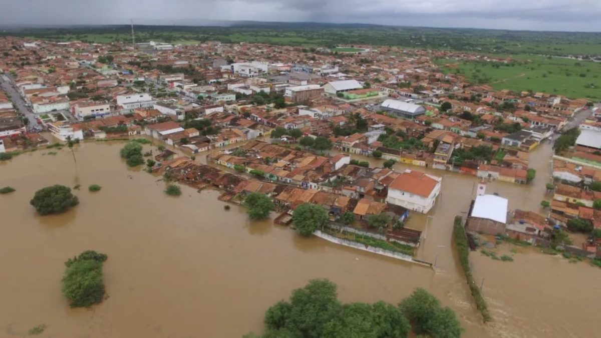 Imagem colorida de vista aerea da cidade Coronel João de Sá após rompimento de barragem - Metrópoles