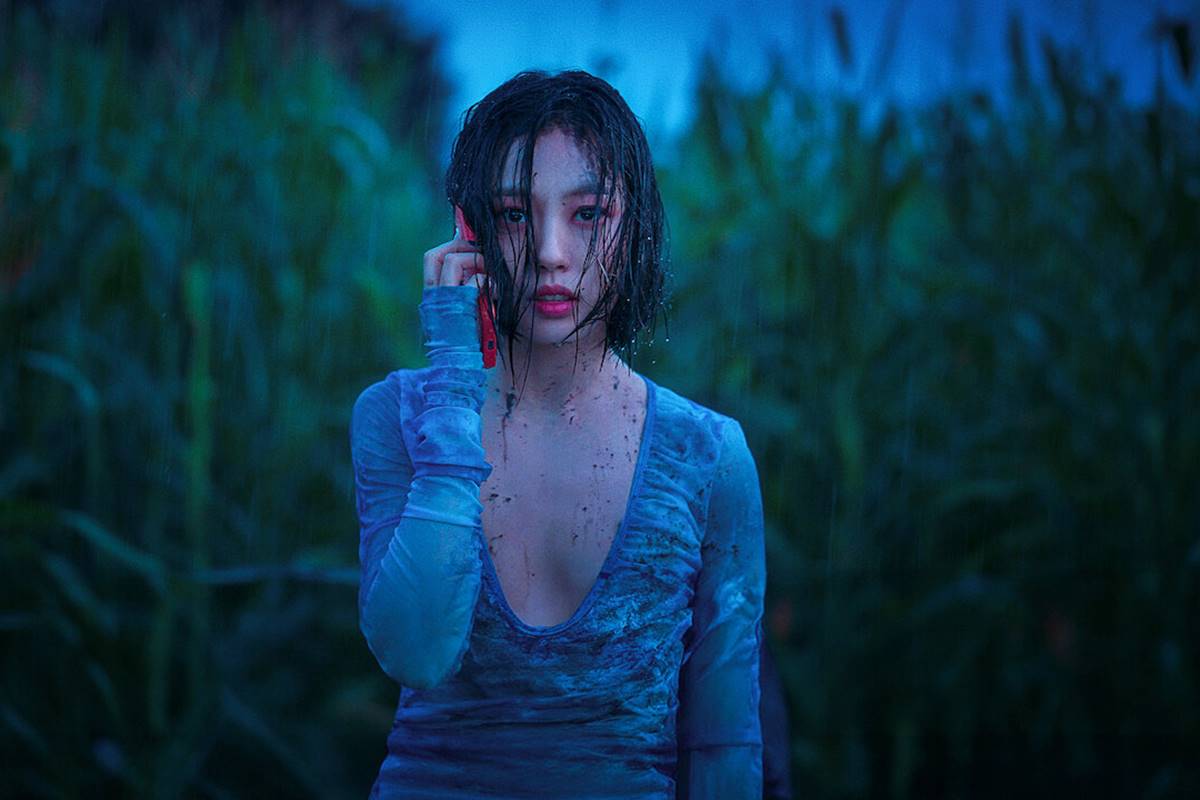 Imagem colorida do filme Quando Ninguém Vê, da Netflix, mostra mulher na chuva falando em telefone - Metrópoles