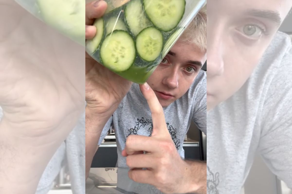 Foto colorida de um menino comendo pepino - Metrópoles