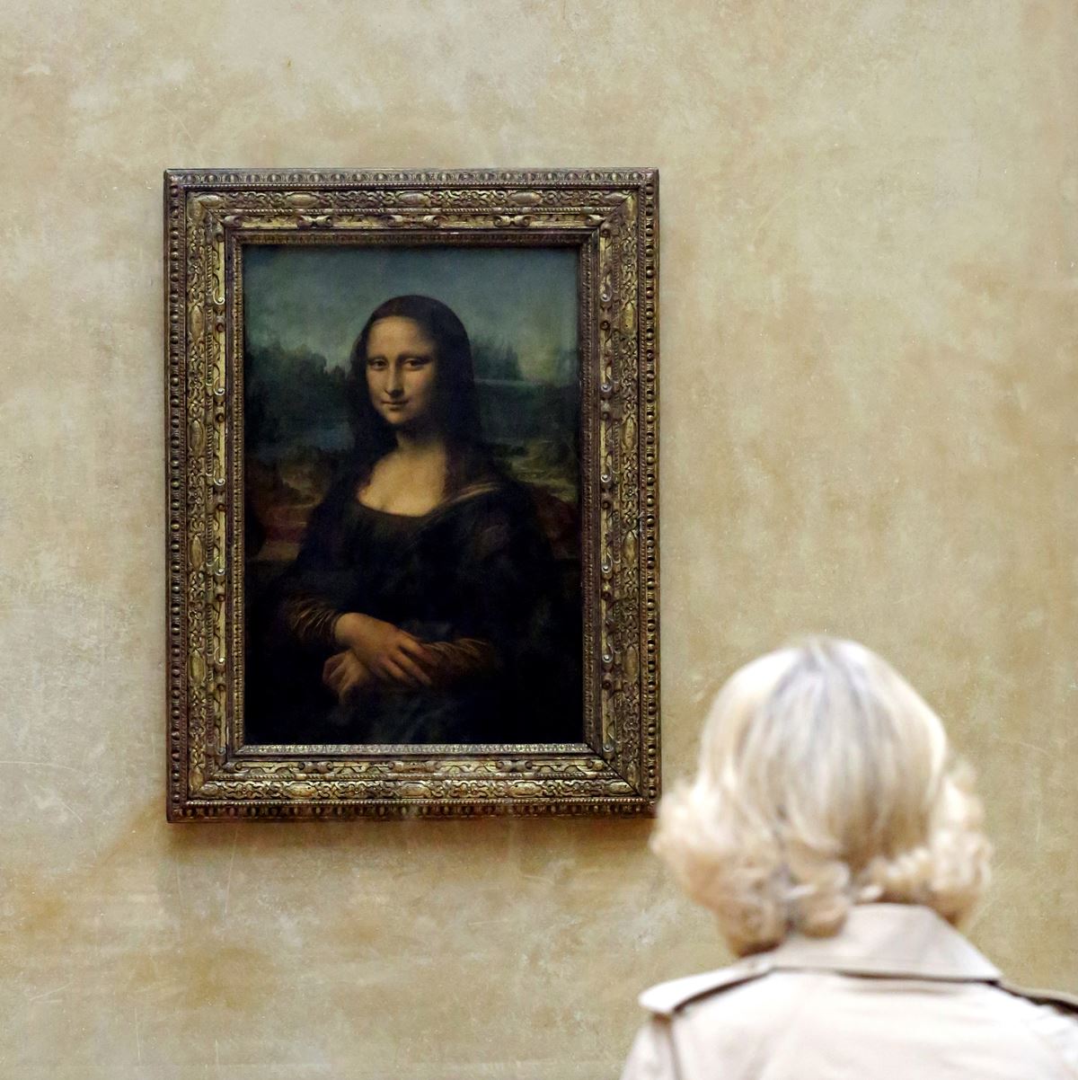 Na imagem com cor, o Museu do Louvre, em Paris - Metrópoles