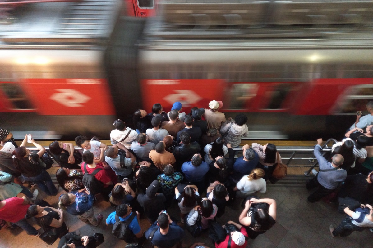 Imagem mostra passageiros à espera de trem - Metrópoles