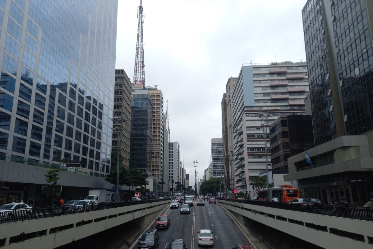 Imagem mostra avenida cercada por prédios - Metrópoles