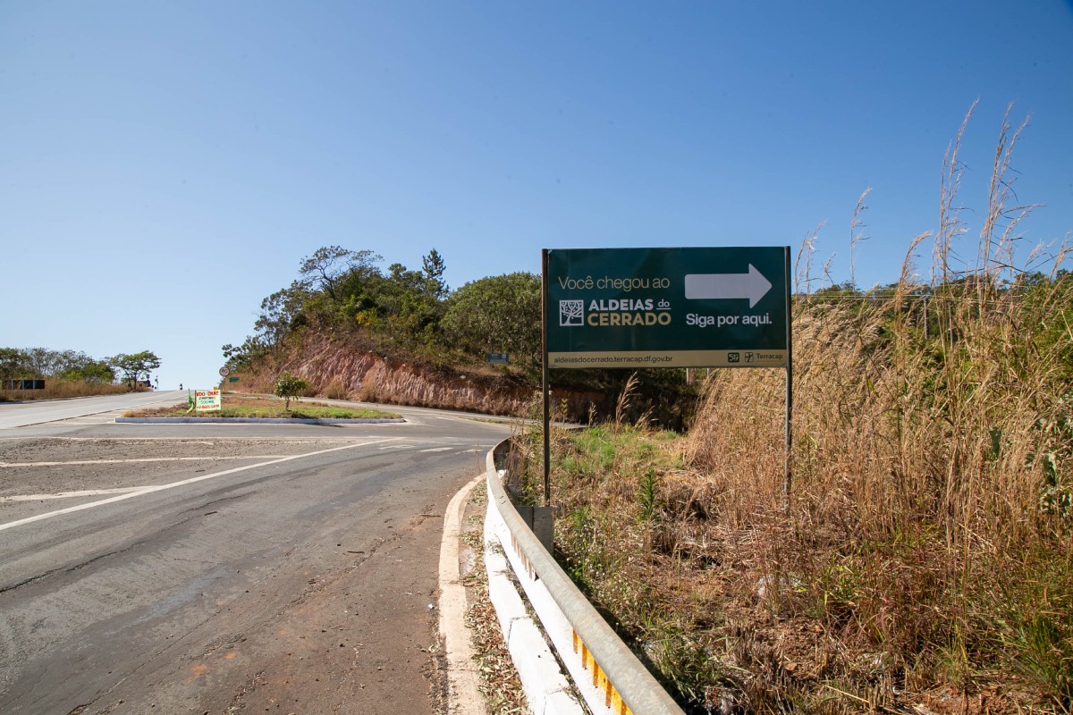 Fotografia colorida mostrando placa em estrada-Metrópoles