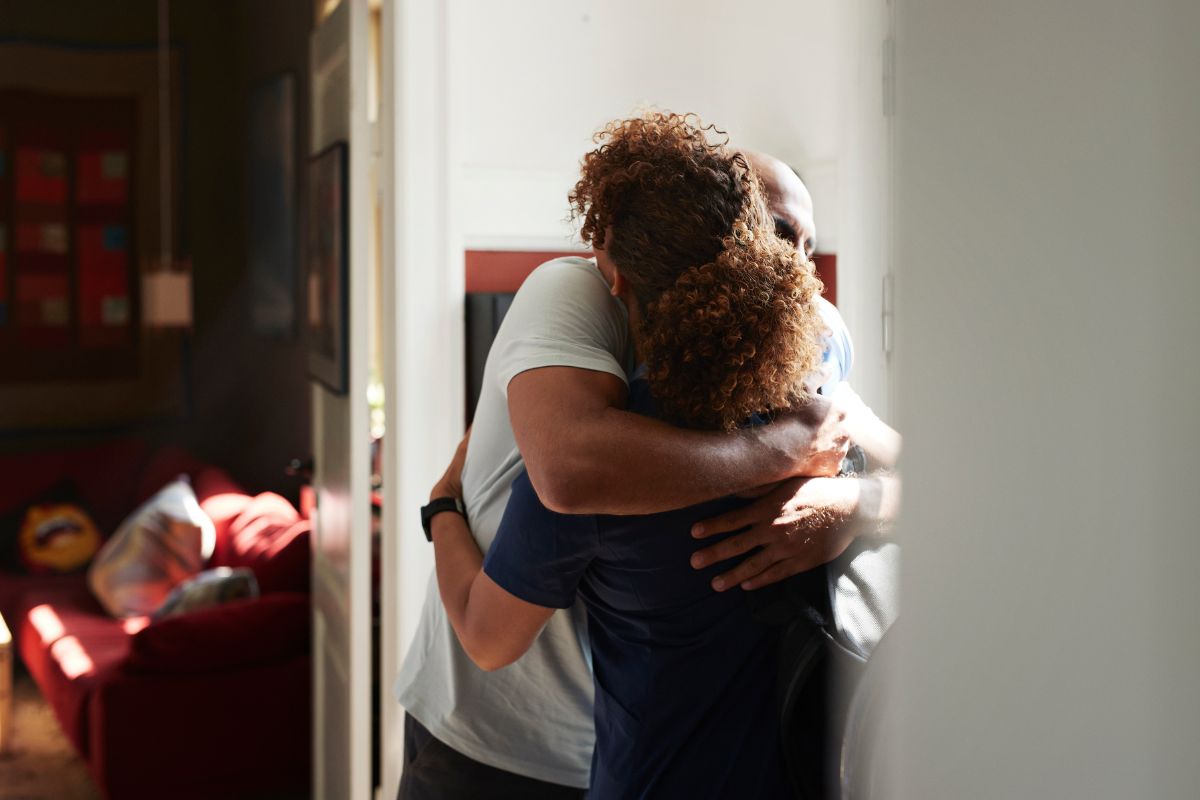 Foto colorida de um casal se abraçando - Metrópoles