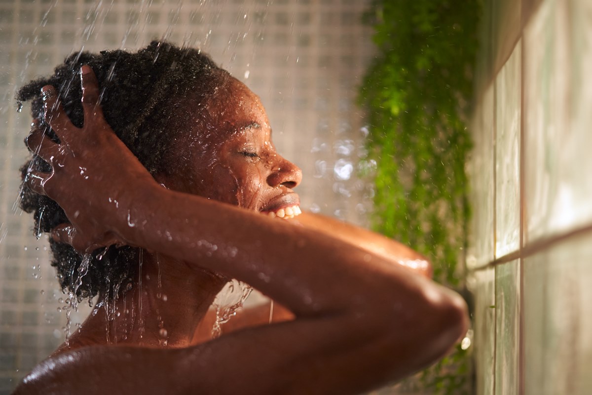 Foto colorida de mulher tomando banho - Metrópoles