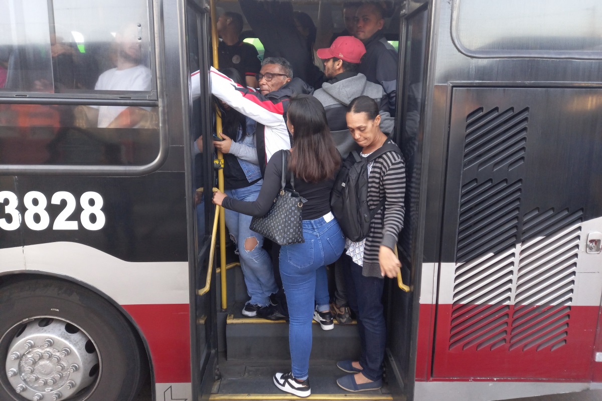 Imagem mostra pessoas tentando embarcar em ônibus - Metrópoles