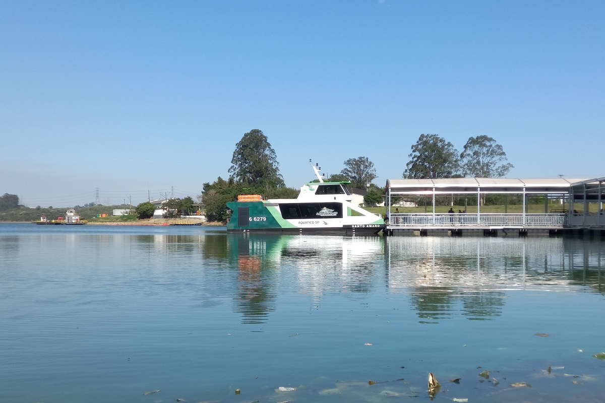 Imagem mostra barco em represa - Metrópoles