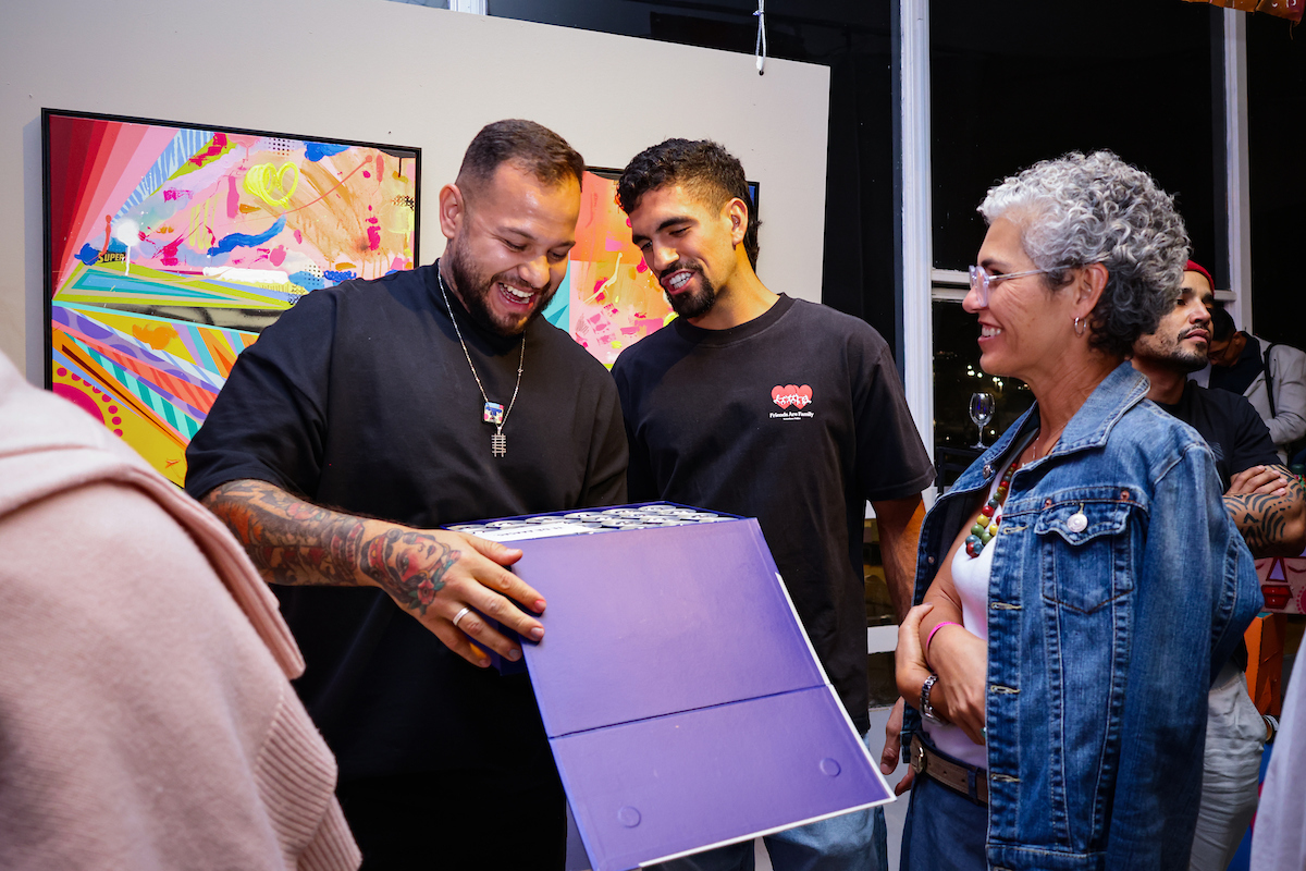 Daniel Morais recebe presente de Rodrigo Leitão