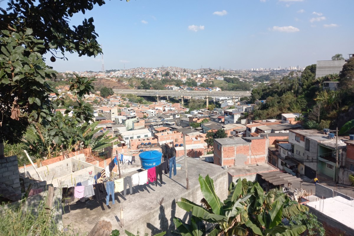 Imagem mostra bairro em morro - Metrópoles