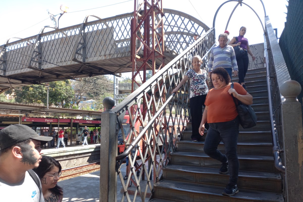 Imagem mostra escadaria em passarela - Metrópoles