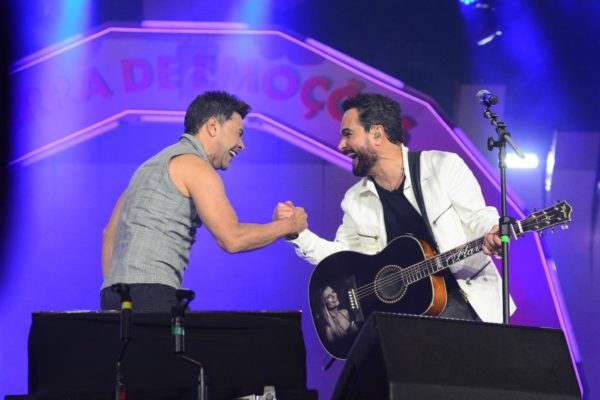 Foto colorida da dupla Zezé Di Camargo e Luciano durante show em Barretos - Metrópoles
